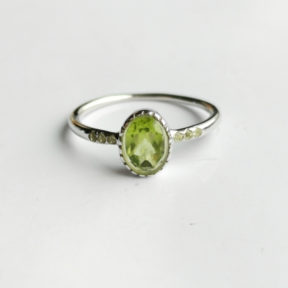HOST PICK!Peridot gemstone ring in Sterling Silver sz 6 - Picture 9 of 9